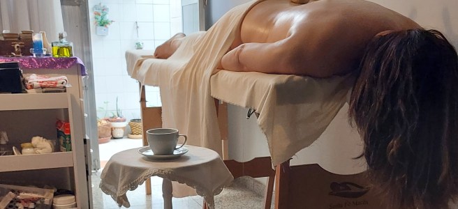 Massagem herbal com pindas chinesas - camilla carvalho - cartomante e terapeuta